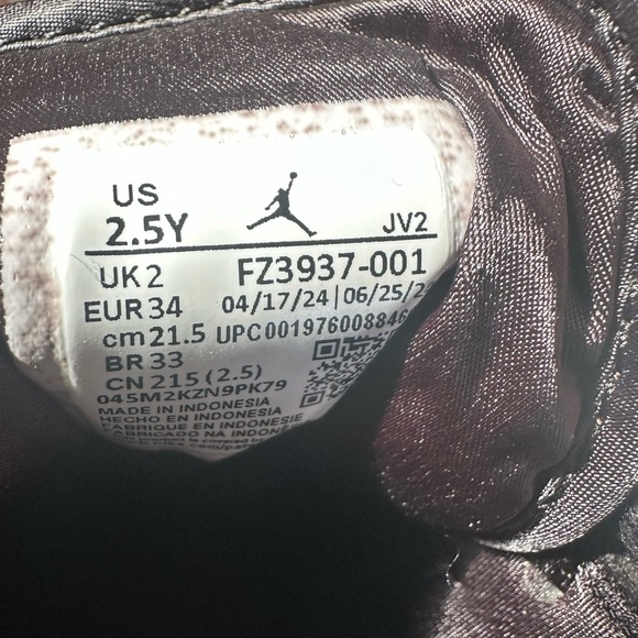 Nike Air Jordan Kids Sneakers in Black /Silver - Picture 4 of 4